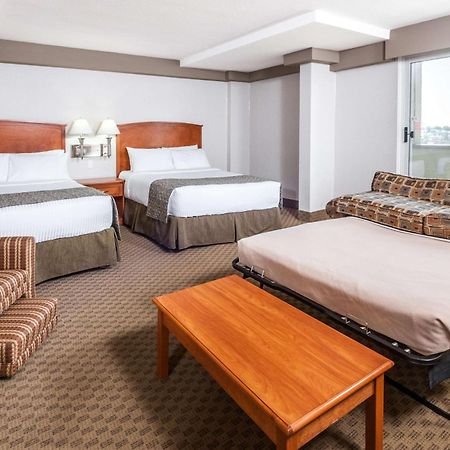 Hotel Ramada By Wyndham Edmonton South Exterior foto