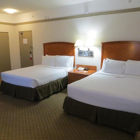 Hotel Ramada By Wyndham Edmonton South Habitación foto