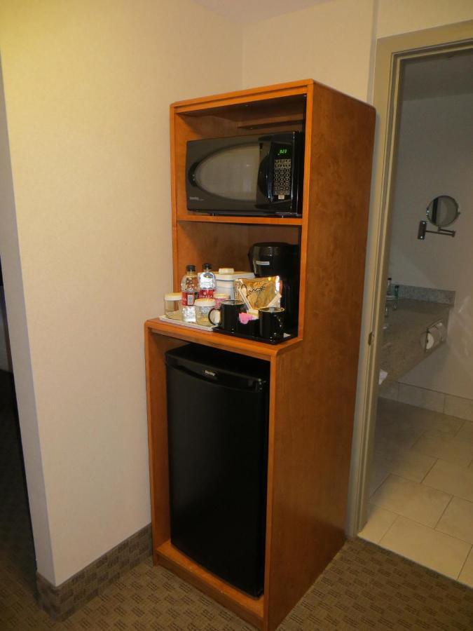 Hotel Ramada By Wyndham Edmonton South Habitación foto